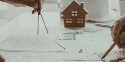 Bauzeichner entwerfen neue Baupläne