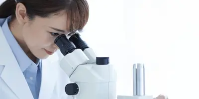 Junge Frau arbeitet im Labor