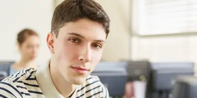 Student im dualen Studium IT-Security arbeitet im Computerraum