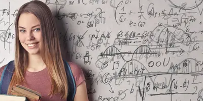 Studentin mit Büchern vor einer Wand voller physikalischer Formeln und Skizzen