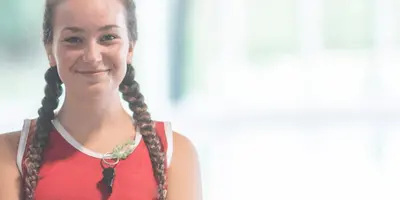 Die Fachkraft für Bäderbetriebe übernimmt die Aufsicht in einem Schwimmbad