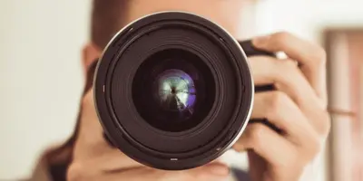 Junger Mann fotografiert