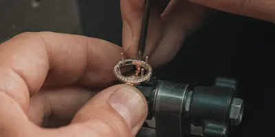 Goldschmied arbeitet an einem Ring