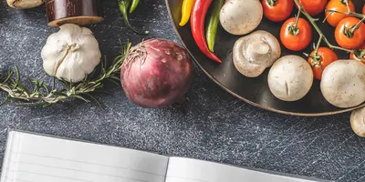 Das Gemüse liegt auf dem Tisch verteilt.
