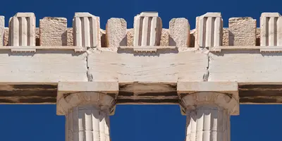 Das Bild zeigt antike Säulen und Teile eines Tempels – es steht für Geschichte, Kultur oder klassisches Wissen.
