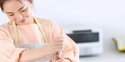 Hauswirtschafterin würzt Essen