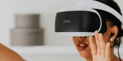 Junge Frau trägt eine VR Brille