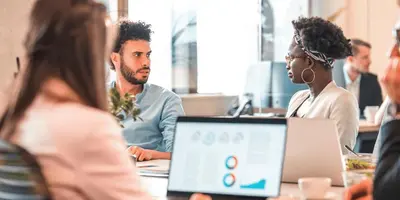 Junge Menschen arbeiten mit audiovisuellen Medien