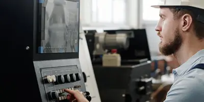 Junger Mann arbeitet an einer Maschine