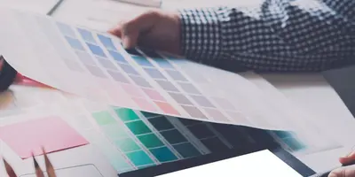 Mediengestalter betrachtet Farbtabellen