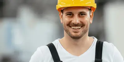 Produktionsmechaniker steht in Arbeitsstätte