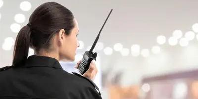 Sicherheitsmitarbeiterin spricht in ein Funkgerät