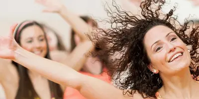 Junge Menschen tanzen gemeinsam