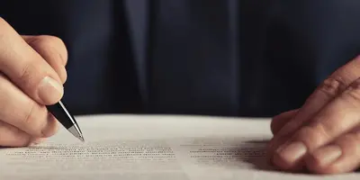 Versicherungskaufmann unterschreibt Dokument