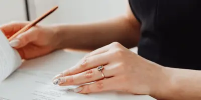 Versicherungsfachangestellte sichtet einen Vertrag