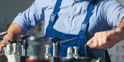 Mann an einer Maschine