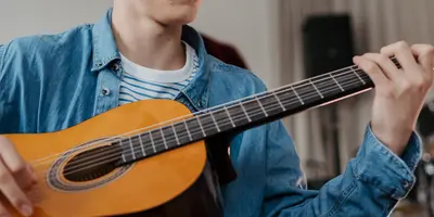 Junge spielt Gitarre
