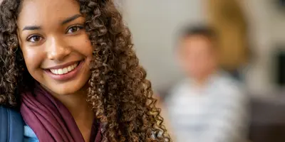 junges Mädchen lächelnd