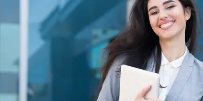 junges Mädchen lächelnd