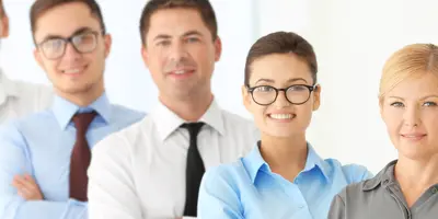 5 Personen stehen in einer Reihe