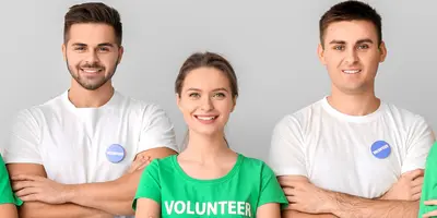 5 Personen stehen in einer Reihe