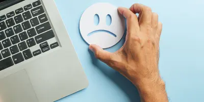 Laptop und ein trauriger Smiley