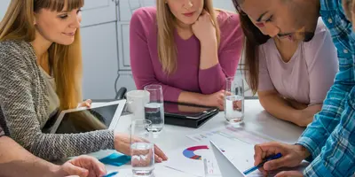 junge Menschen arbeiten zusammen im Büro
