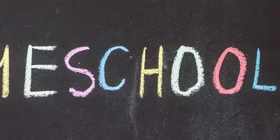 Tafel mit der Aufschrift "Homeschooling"