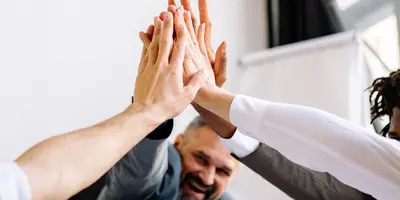 Junge Personen klatschen ein