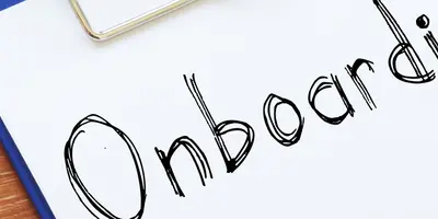 Klemmbrett mit der Aufschrift "Onboarding"