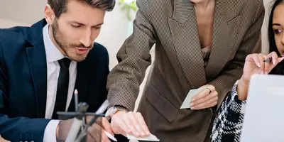 Kollegen arbeiten zusammen im Büro