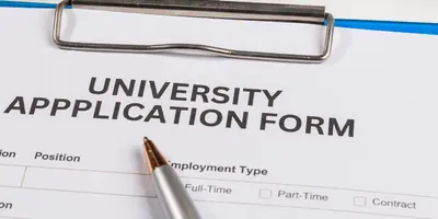 Klemmbrett mit einer Bewerbung und einem Stift