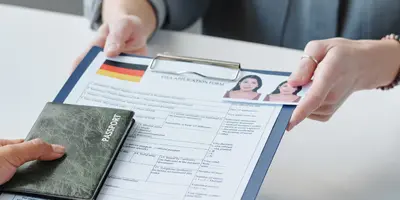 eine Bewerbung wird übergeben