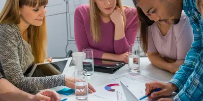 junge Menschen arbeiten zusammen im Büro