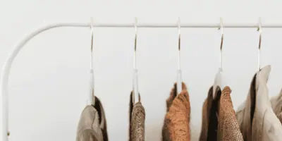 Kleiderständer mit verschiedenen Kleidungsstücken