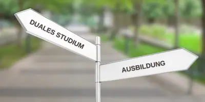 Das Bild zeigt Wegweiser mit den Aufschriften „Duales Studium“ und „Ausbildung“