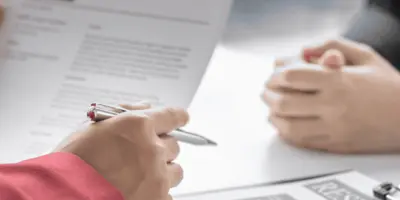 Zwei Personen sind in einem Vorstellungsgespräch