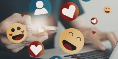 Social Media Icons vor Laptop und Smartphone