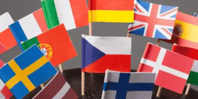 Viele verschiedene kleine Länderflaggen