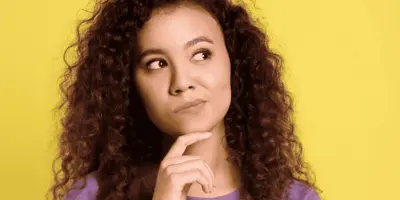 Junge Frau überlegt