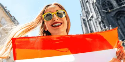 Junge Frau hält Flagge in die Kamera