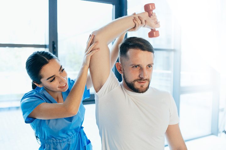 Physiotherapeut bei der Arbeit