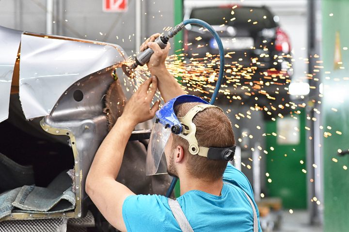 Industriemechaniker bei der Arbeit