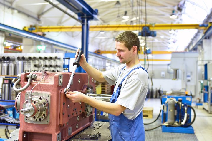 Produktionsmechaniker bei der Arbeit